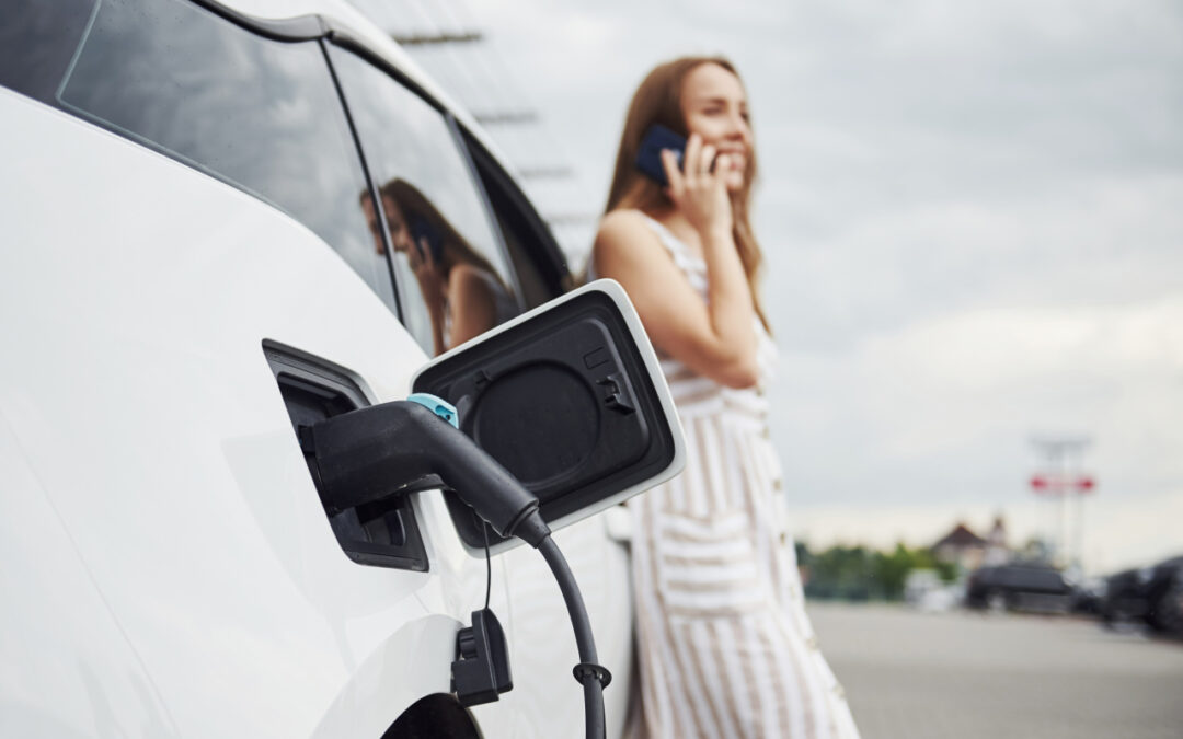 OC i AC dla samochodów elektrycznych: od czego zależy wysokość składki i jak na niej nie przepłacić?