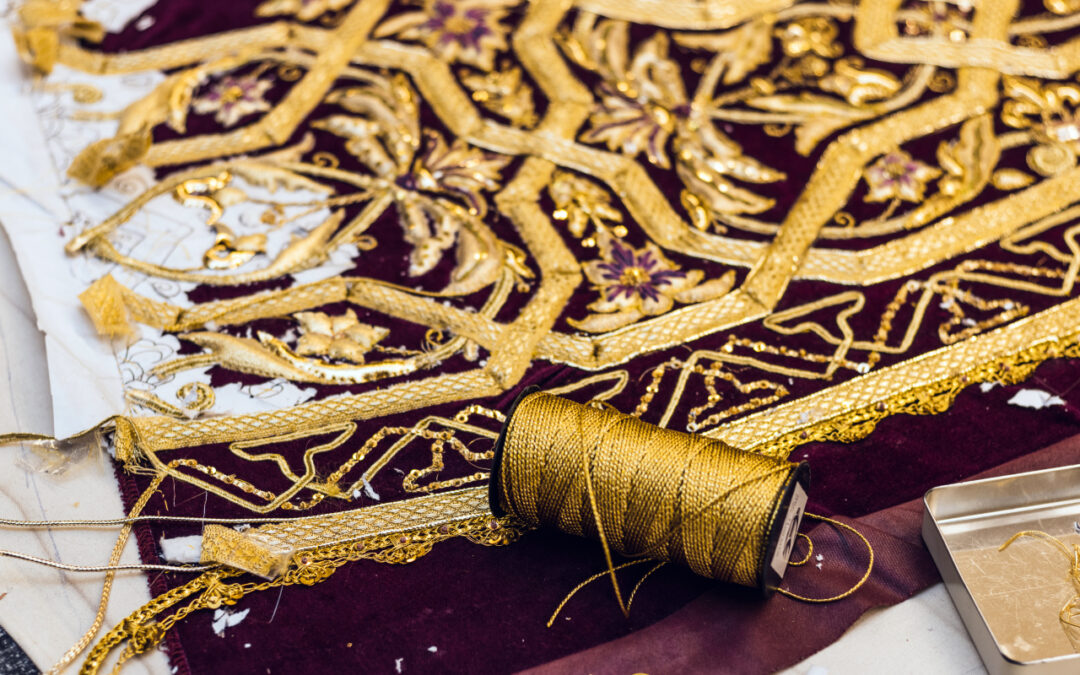 Tkaniny godne świątyni – przewodnik po materiałach używanych do szycia ornatów