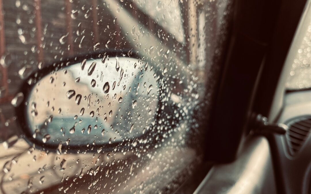 Jak zadbać o widoczność na drodze – najważniejsze zasady pielęgnacji szyb samochodowych