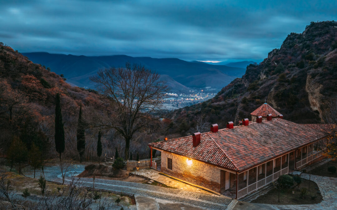 Dom w górach bez gazu z sieci: jakie są realne opcje ogrzewania poza infrastrukturą?