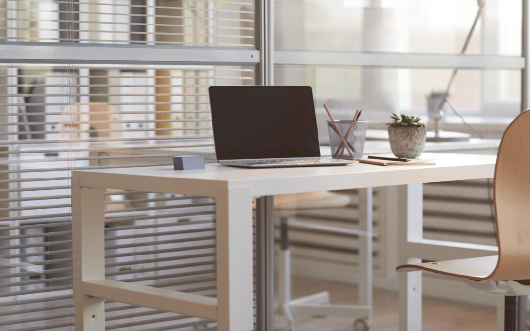 Komfort pracy a światło dzienne: jak osłony okienne wpływają na koncentrację i zmęczenie oczu
