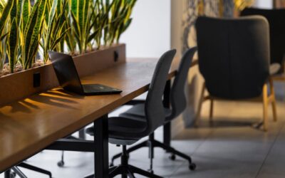 Tani laptop do biura: Jak wybrać model z doskonałą kamerą i mikrofonem do spotkań na Teams/Zoom?