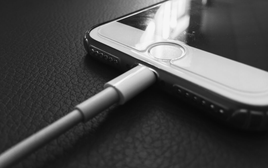 Oryginalne części czy zamienniki – co naprawdę zmienia się po naprawie telefonu?